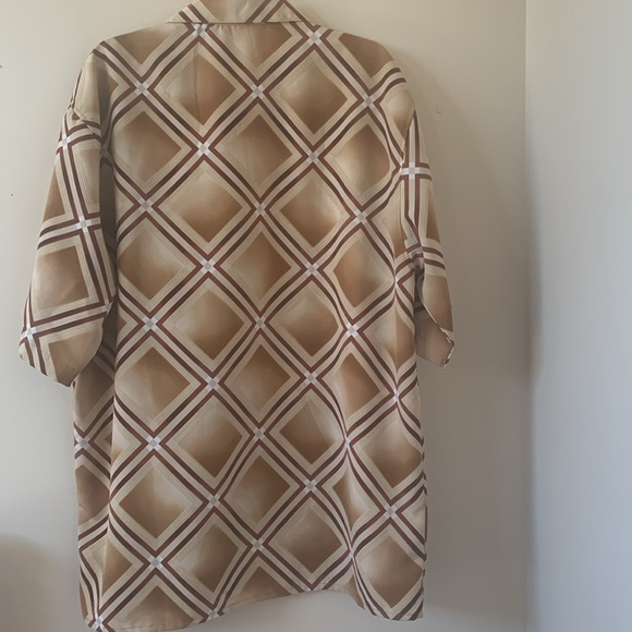 Men’s casual shirt; straight bottom - made to wear outside the pants. - Picture 2 of 3